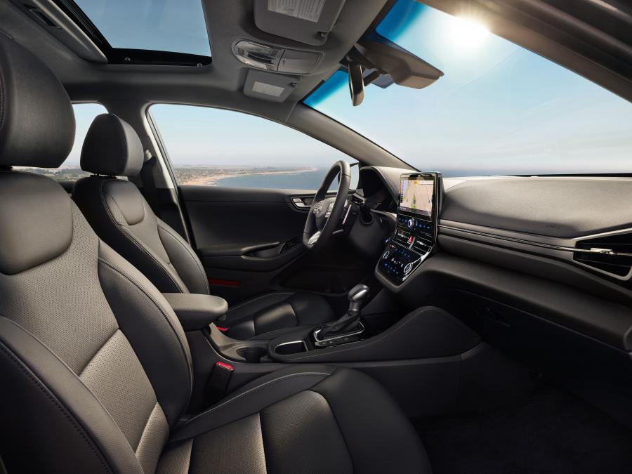 Интерьер Hyundai IONIQ Plug-in Hybrid (AE) 2019 года  (NA) (фото 3 из 7)